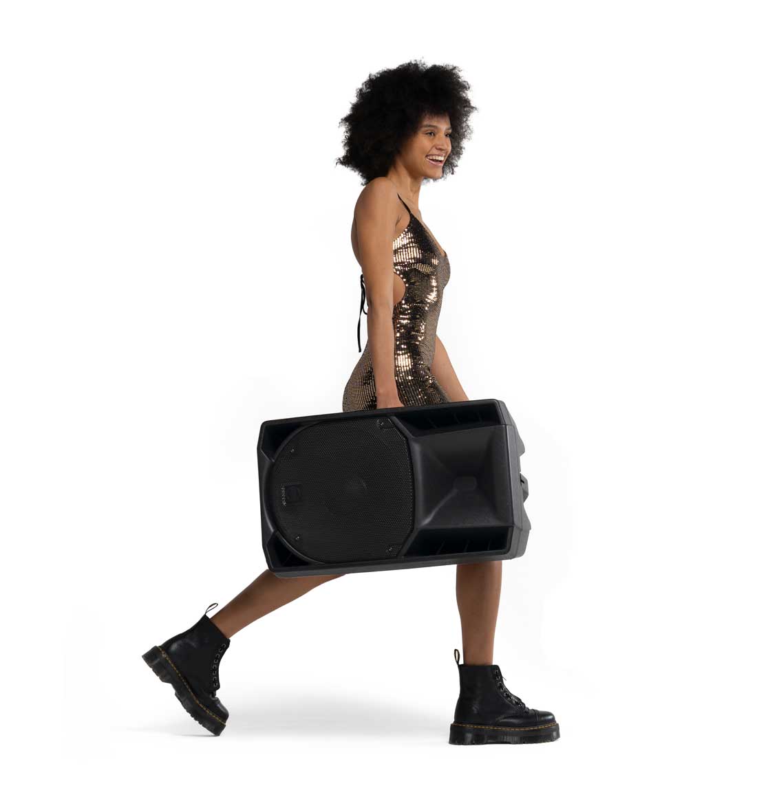 אישה מחזיקה רמקול