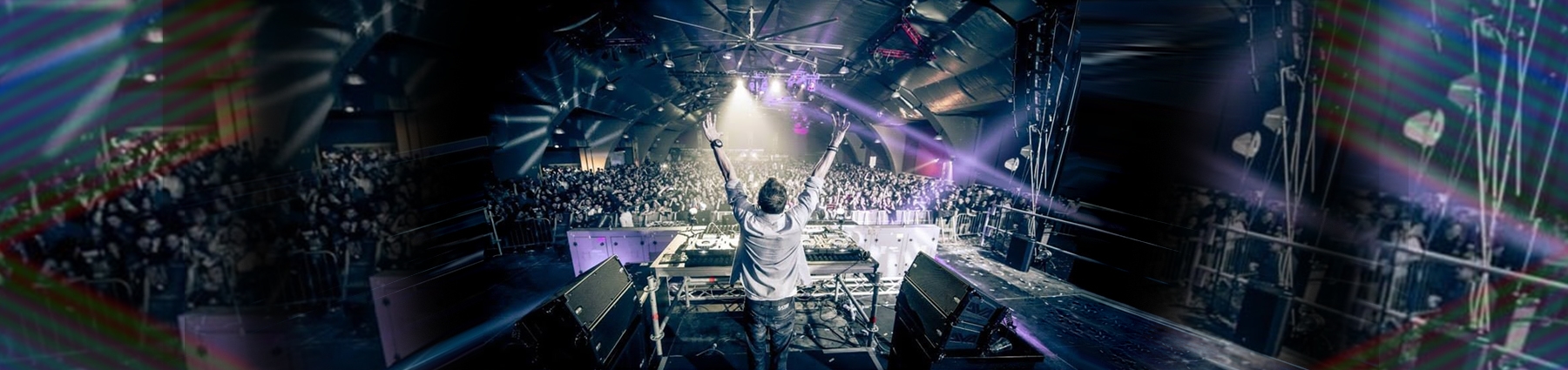 DJ מנגן באירוע