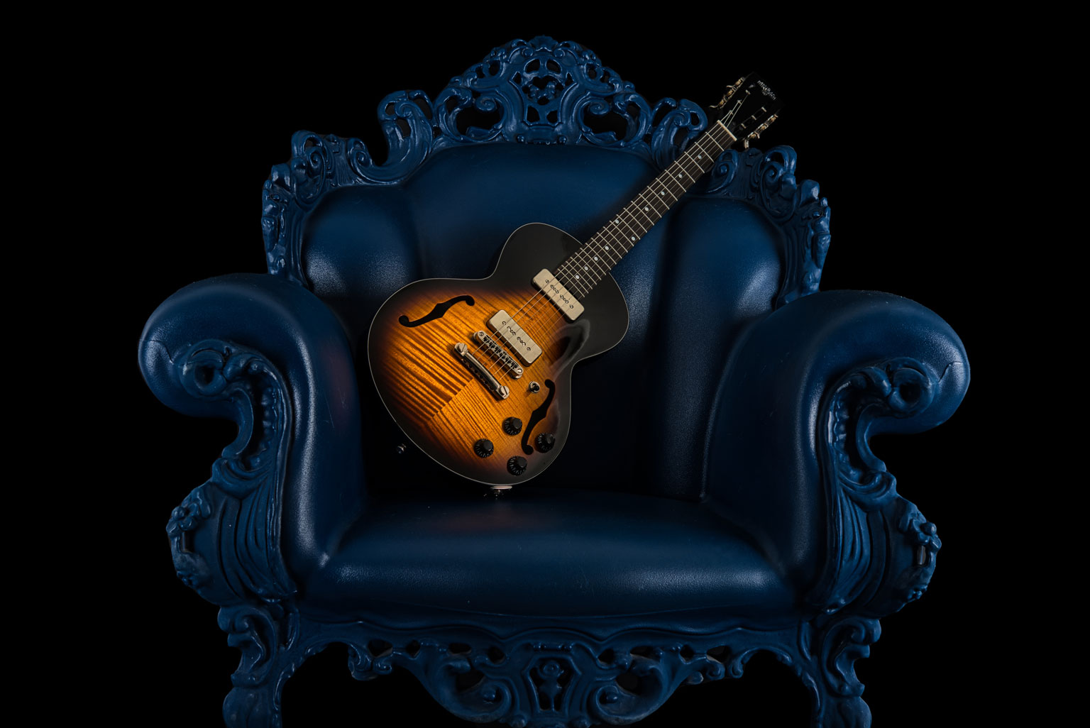 גיטרת Maybach על ספה