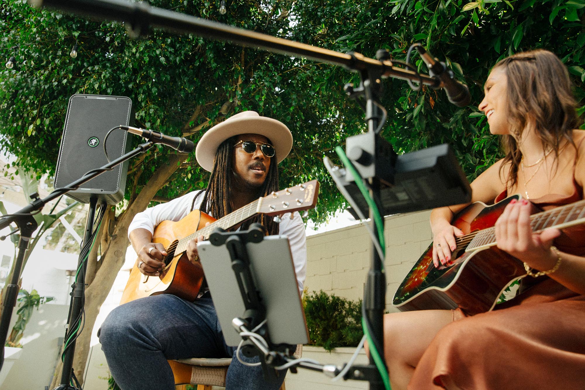 במה מוגברת עם רמקולים של Mackie