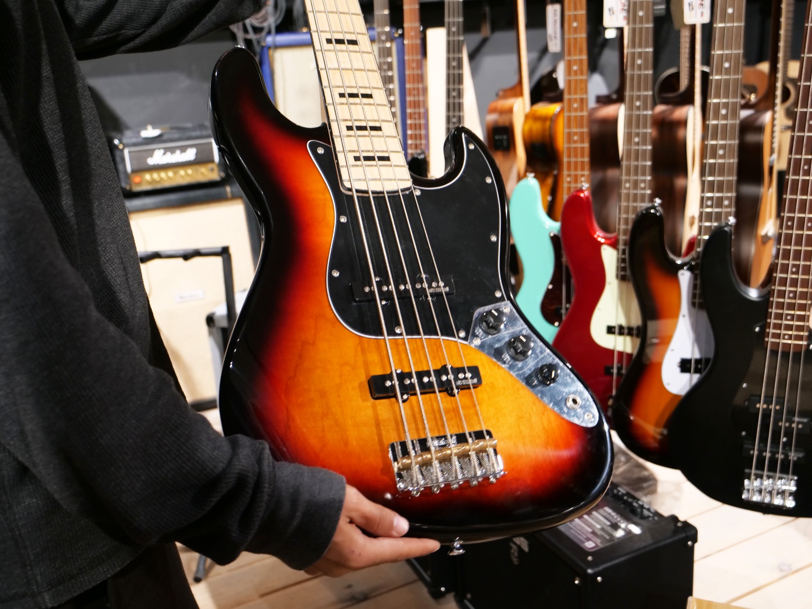 גיטרה בס 5 מיתרים וינטג' VJ75 Reissued